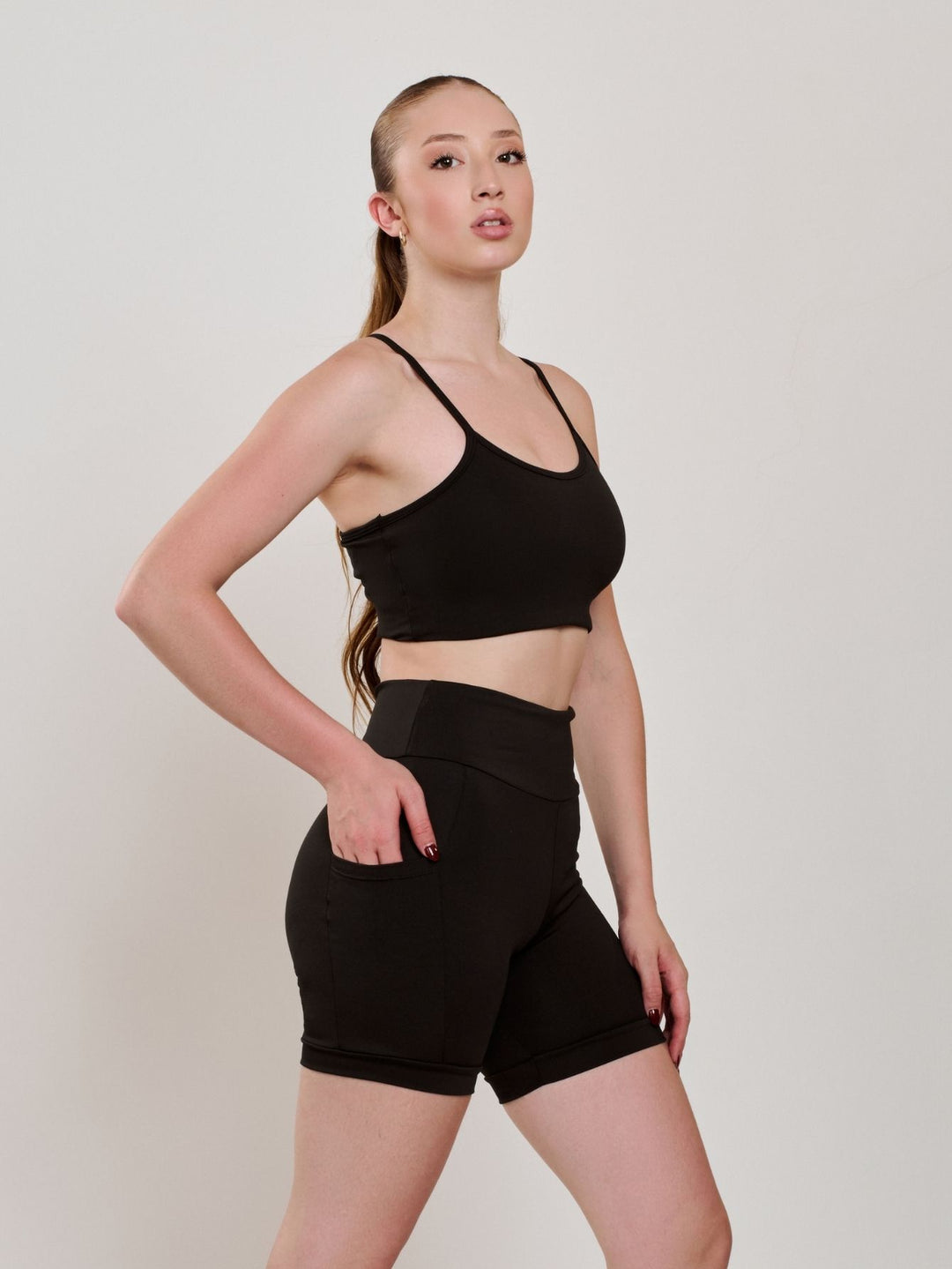 Conjunto Fitness com Bolso Lateral | Bermuda + Top — Praticidade e Estilo para o seu Treino