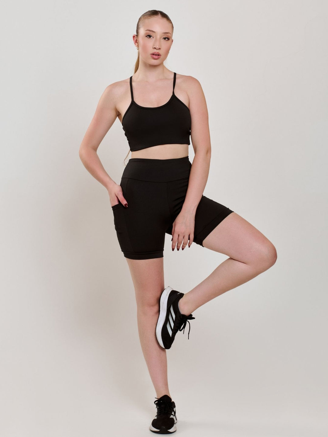 Conjunto Fitness com Bolso Lateral | Bermuda + Top — Praticidade e Estilo para o seu Treino